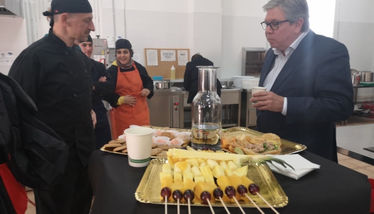 El president del Consell Comarcal del Baix Ebre, Xavier Faura ha visitat a l'alumnat del nou curs de cuina d'EbreTerra