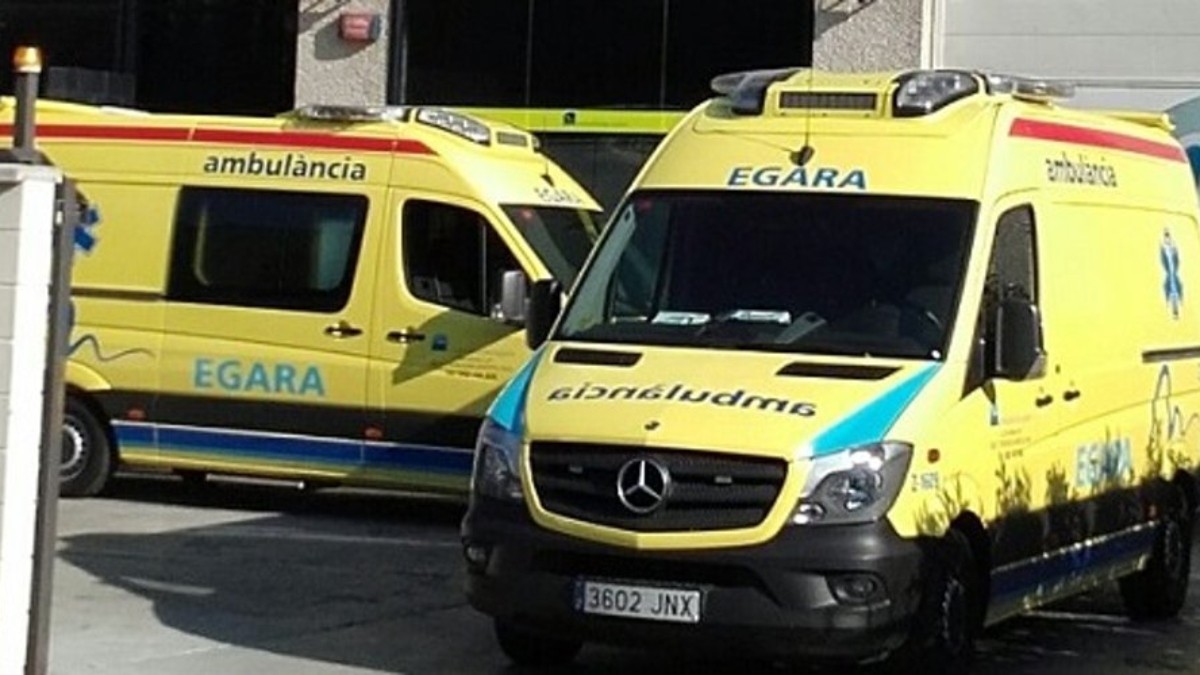 Imatge de dos vehicles d'Ambulàncies Egara.