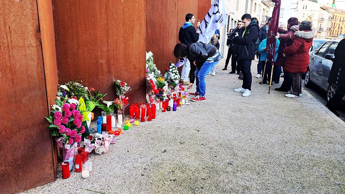 Veïns de Sallent posen espelmes i flors al carrer Estació en record a les víctimes