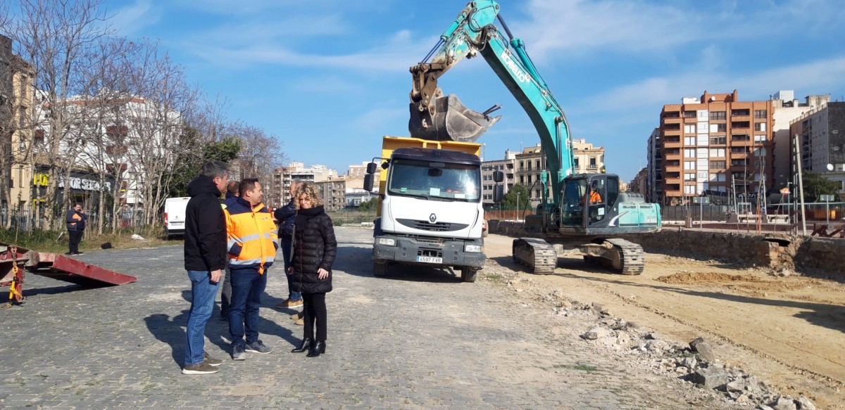 L'alcaldessa de Tortosa ha visitat les obres d'aparcament de l'antiga via de tren