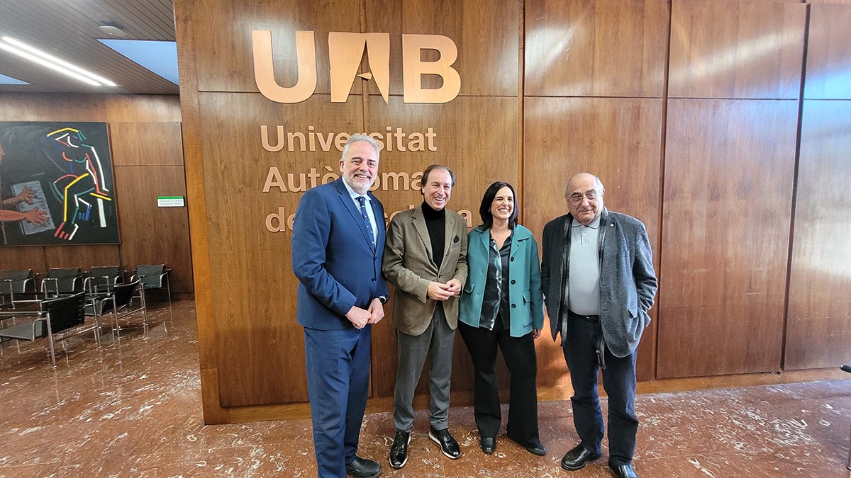 La foto de família amb la nova presidenta i el sortint i el rector de la UAB