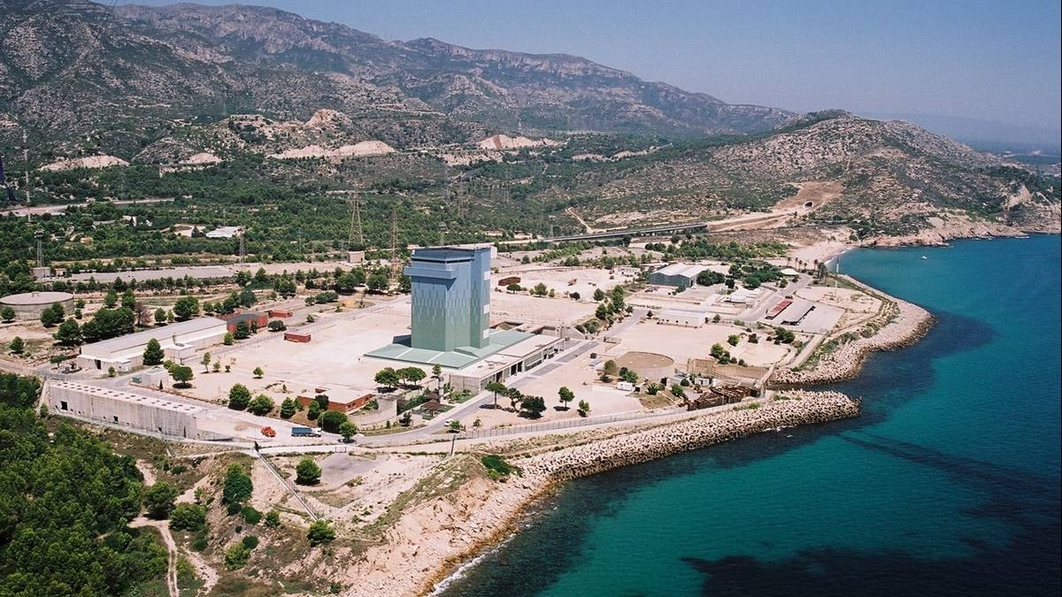 Imatge de l'antiga central nuclear de Vandellòs I.