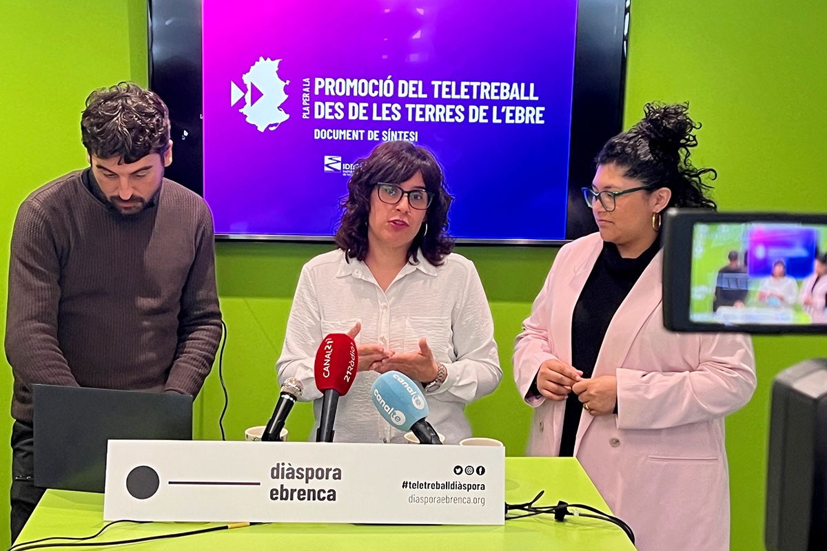 Josep Sabaté, Cristina José i Daniela Gil, membres de Diàspora Ebrenca, durant la presentació del pla per formentar el teletreball.
