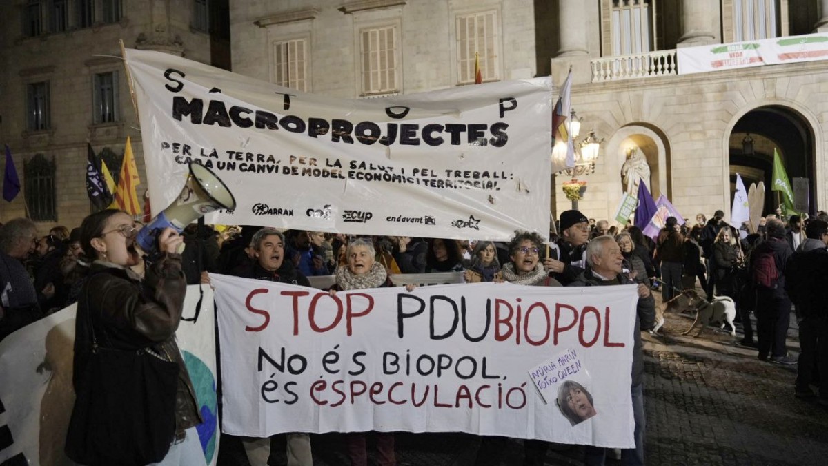 La manifestació contra els macroprojectes, a la plaça de Sant Jaume.