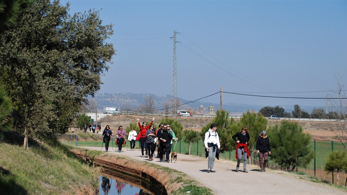 Participants a la Transéquia 2023 caminant al costat de la Séquia, a Manresa