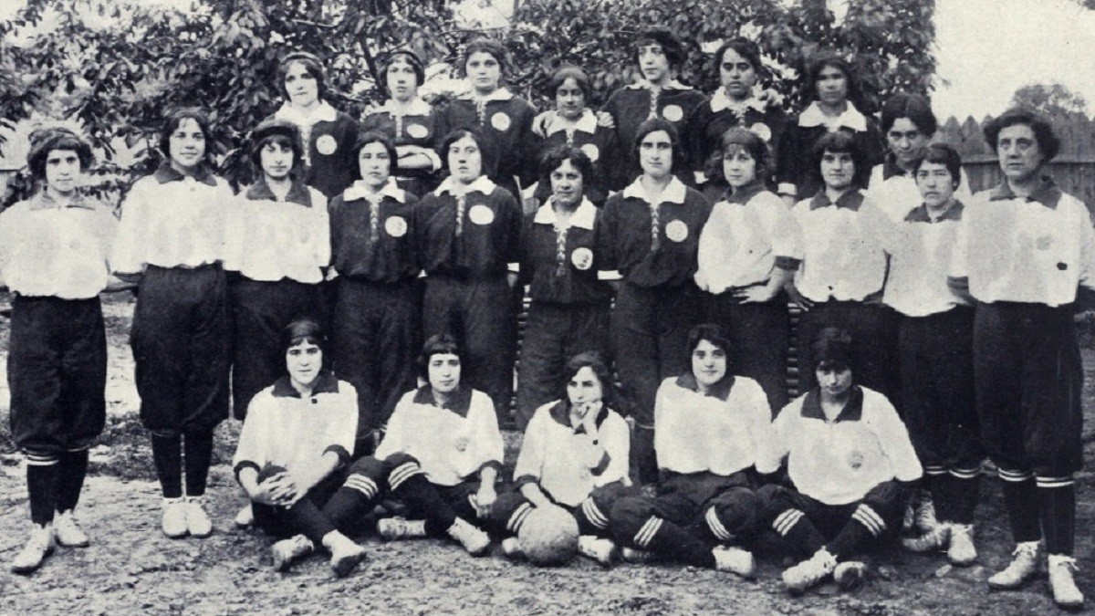 La plantilla de l'Spanish Girl's Club que va jugar el primer partit de futbol femení de la península Ibèrica el 1914