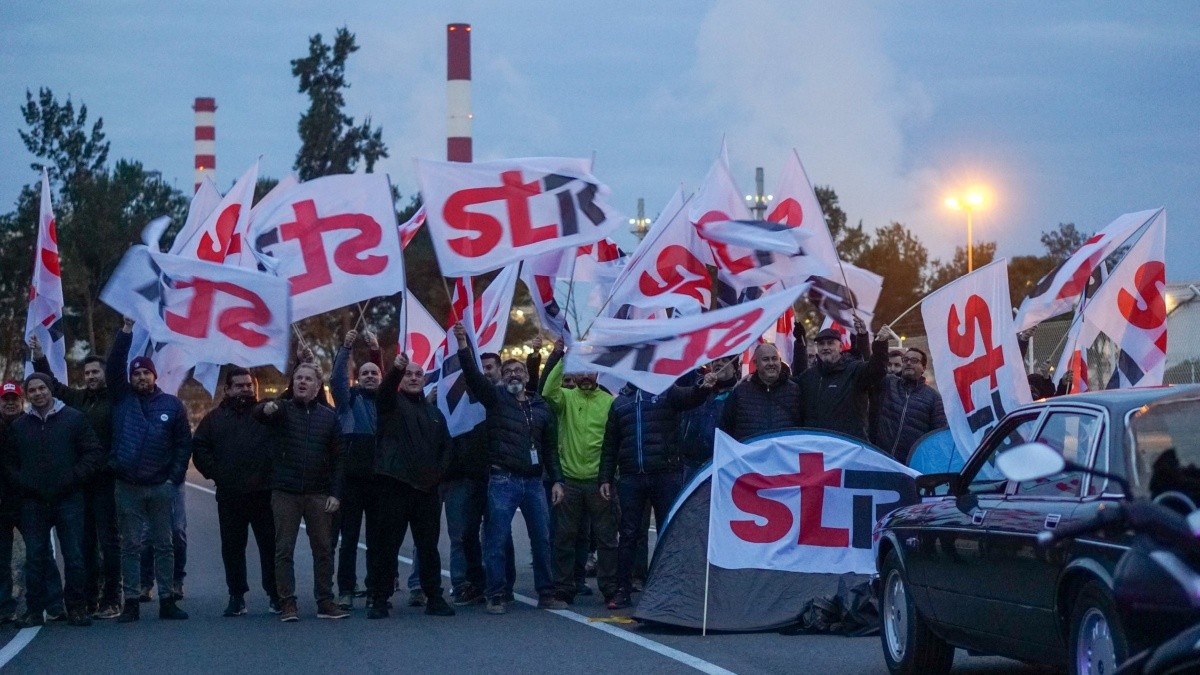 La manifestació dels treballadors de Repsol s'ha fet aquest matí davant la refineria.