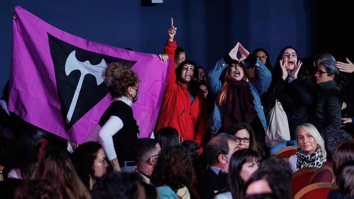 Diverses dones protesten a l'acte del Ministeri d'Igualtat pel 8-M