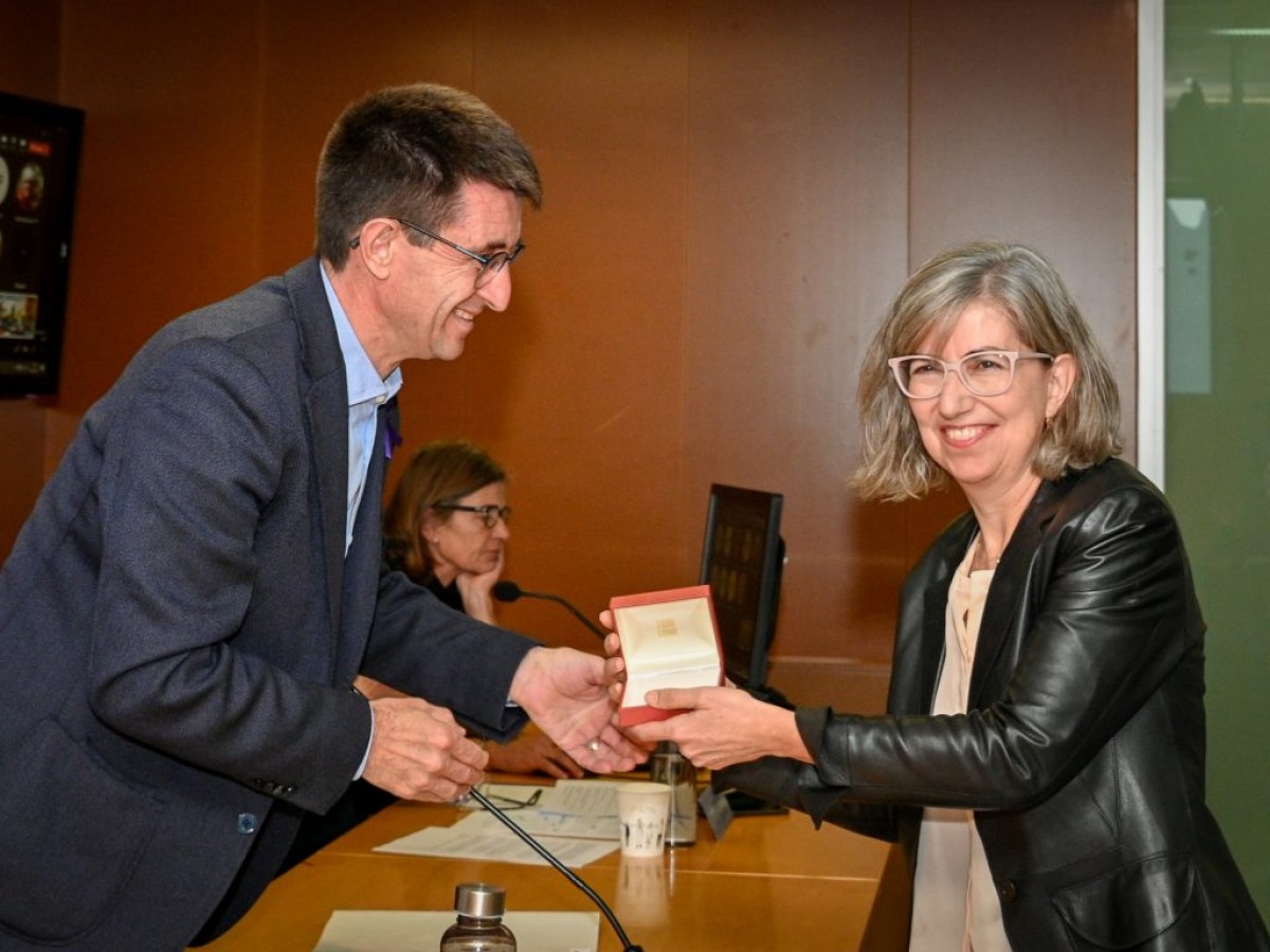 El rector Josep Pallarès lliura la distinció a Inma Pastor