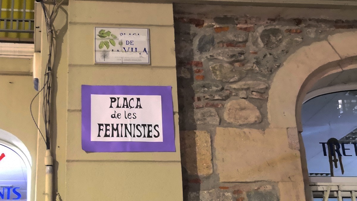 Feministes Baix Montseny va fer un canvi simbòlic del nom de la plaça de la Vila de Sant Celoni per la plaça de les Feministes