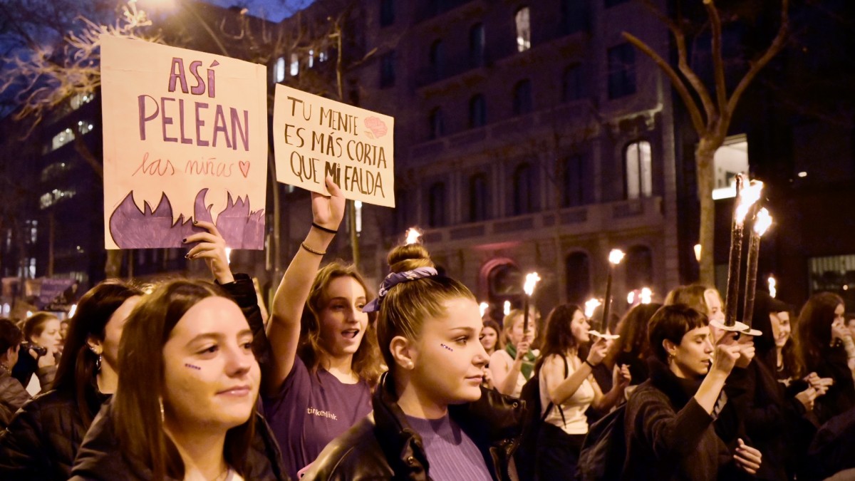 Dones manifestant-se en la concentració d'aquest dimecres a Barcelona