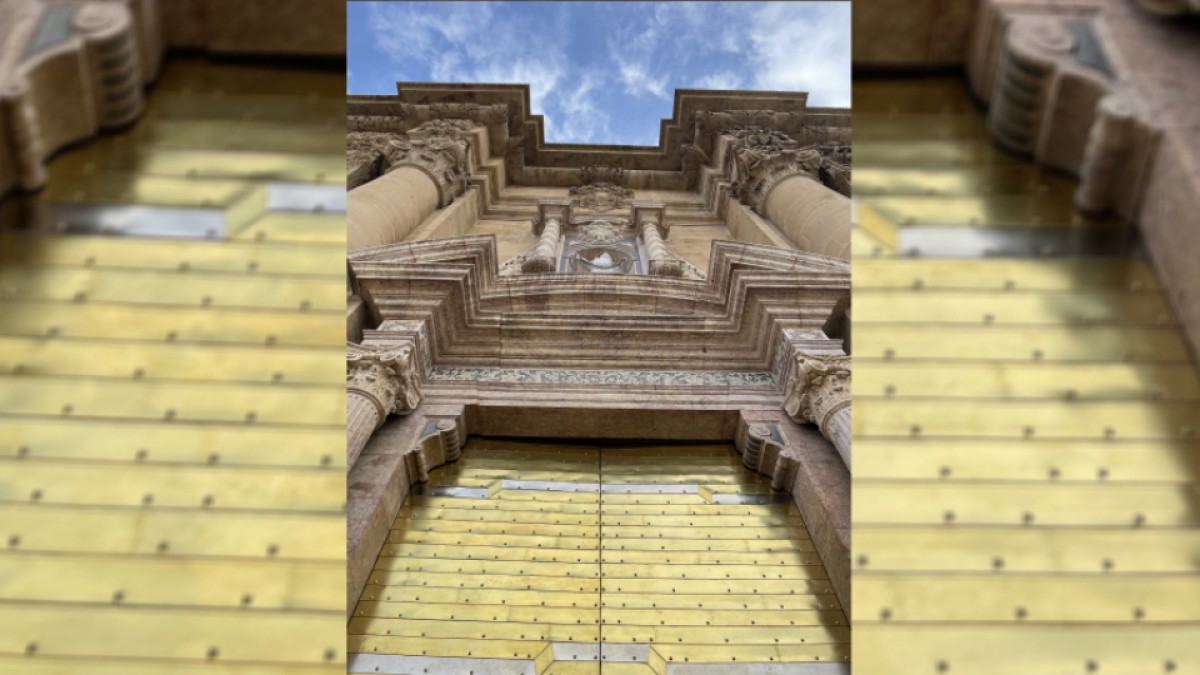 Porta de la Catedral de Tortosa on demà es projectarà un videomapping sobre la història de la ciutat 