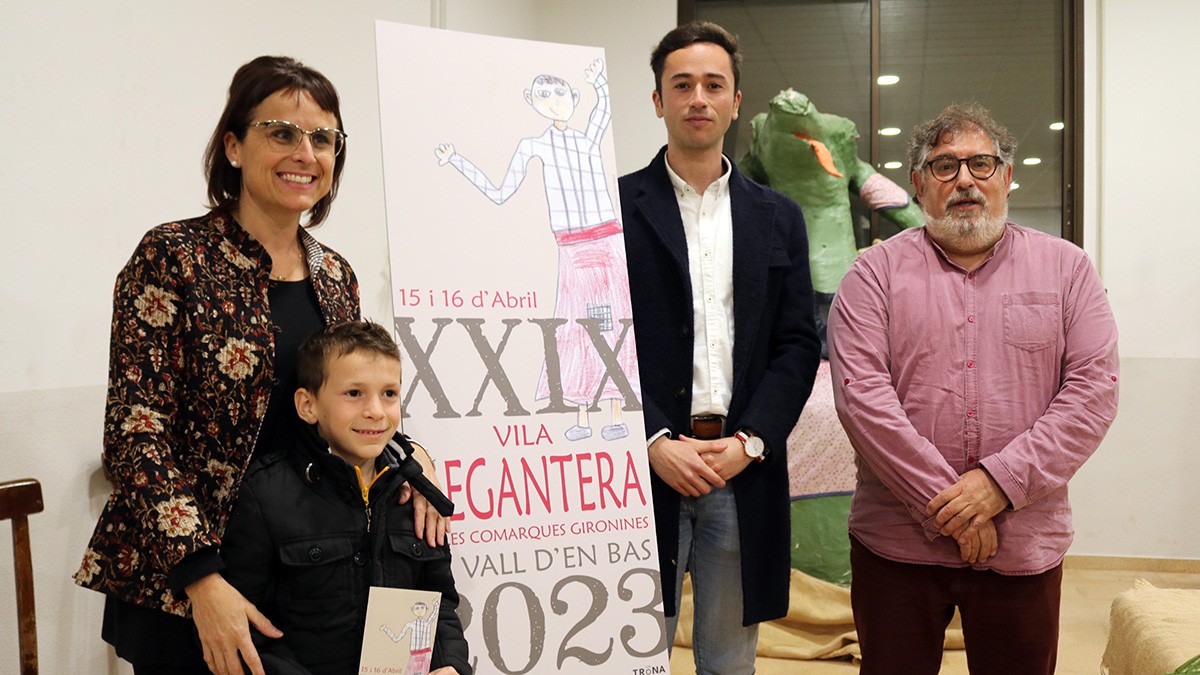 Presentació de la Vila Gegantera 2023 a Joanetes amb la regidora Anna Bach, el membre de la Coordinadora i l'alcalde Lluís Amat