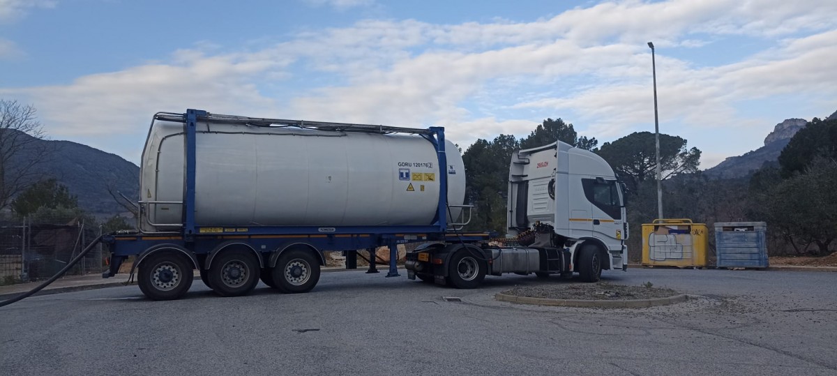 Un dels camions cisterna que abasteixen d'aigua el municipi d'Alforja.