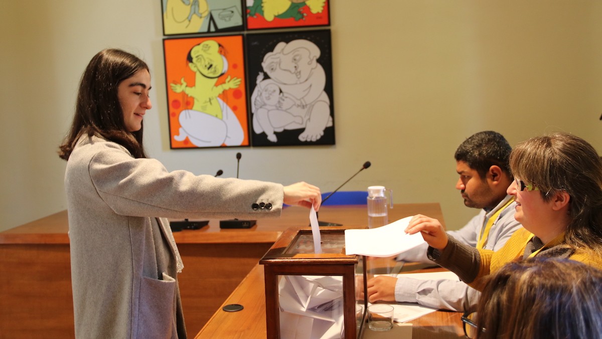 Una jove poblatana votant aquest matí a la consulta