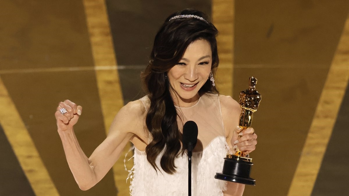 Michelle Yeoh recull l'Oscar a millor actriu per «Everything Everywhere All at Once»