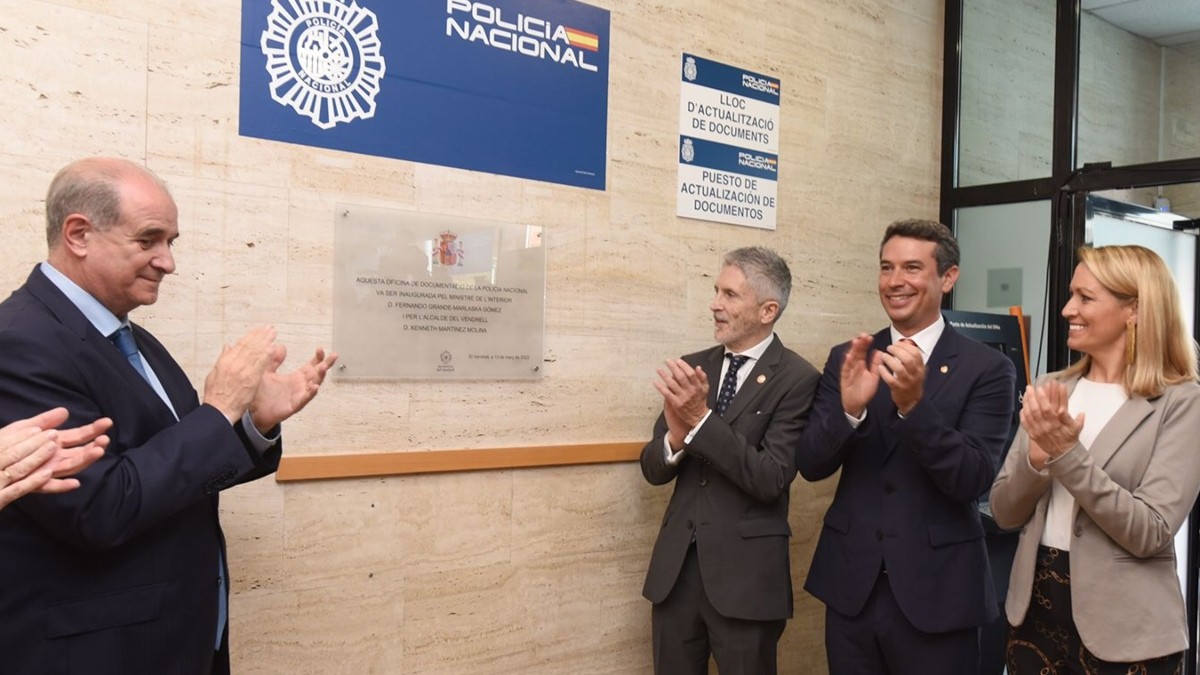 Marlaska, en la inauguració de la nova oficina del DNI del Vendrell. 