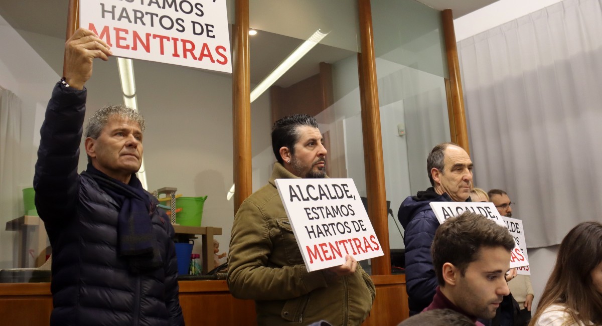 El president del Comitè d'Empresa, Ángel Martín, aixecant una pancarta durant una sessió plenària