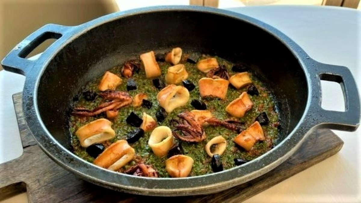 Cassoleta de pèsols amb calamar i botifarra negra