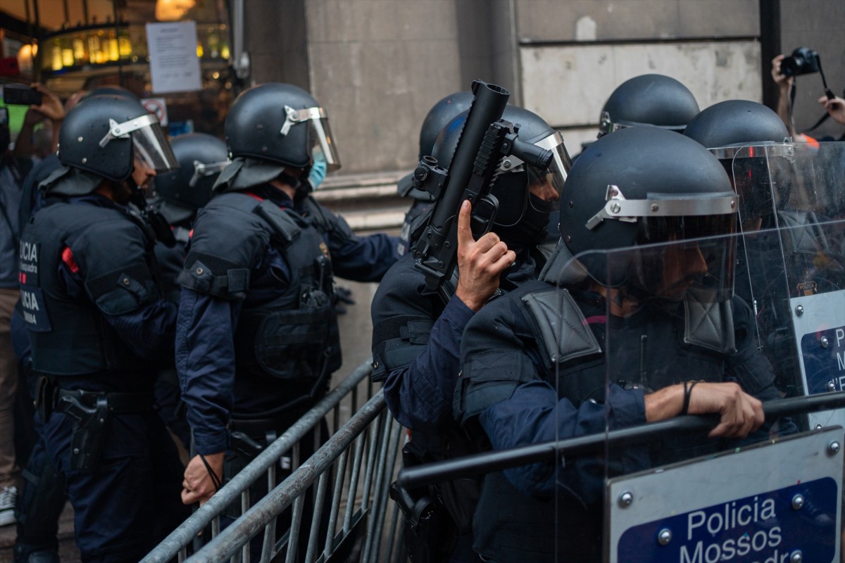 Mossos davant de la comissaria de la policia nacional de la via Laietana.