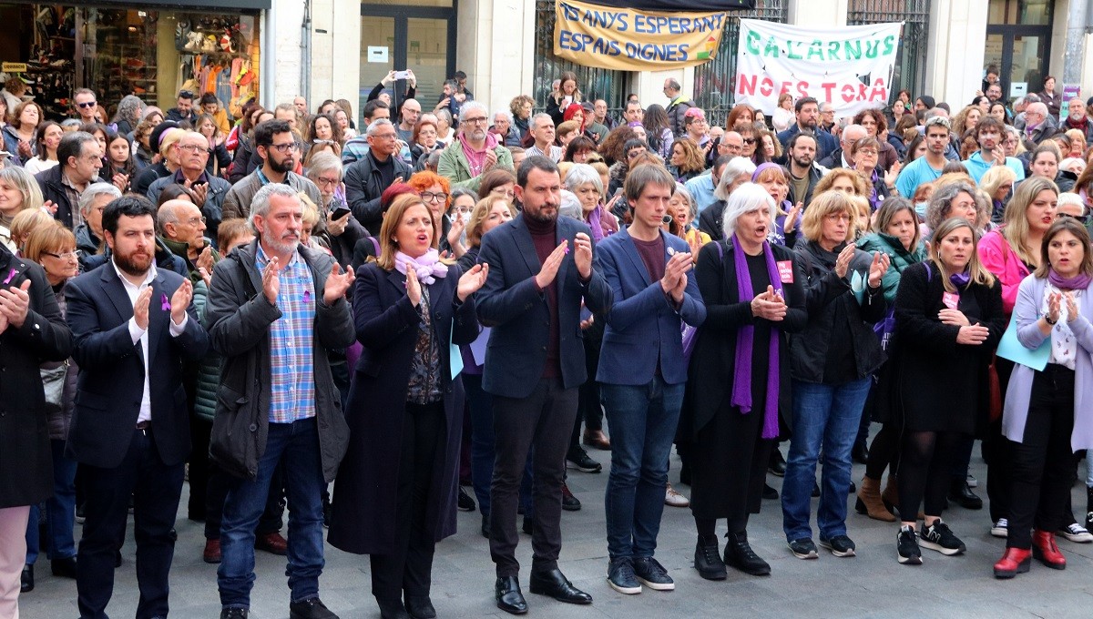 Alguns dels representants de l'Ajuntament de Badalona, en una concentració