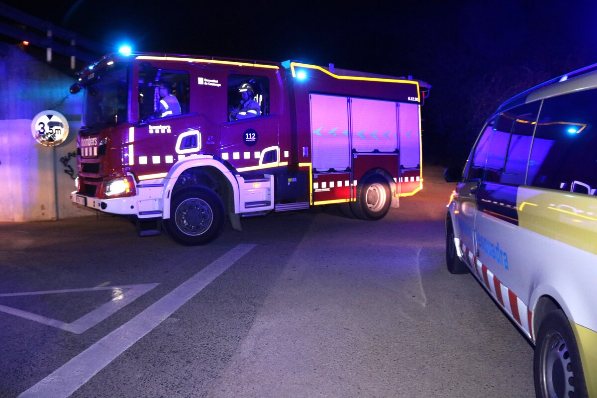 Un camió dels Bombers i un cotxe patrulla dels Mossos d'Esquadra en el marc d'un dispositiu per un incendi forestal i urbà a Calafell