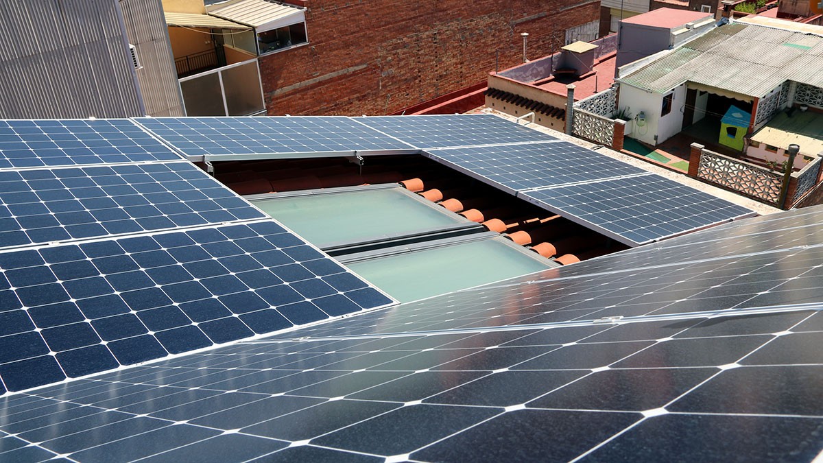 Una instal·lació d'autoconsum solar en un municipi metropolità