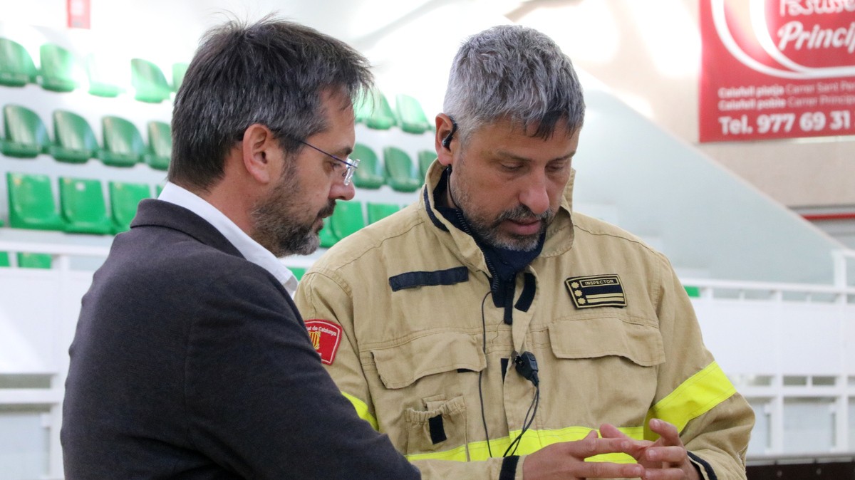 L'inspector de Bombers, Miquel López, parlant amb el delegat del Govern al Penedès, David Alquezar