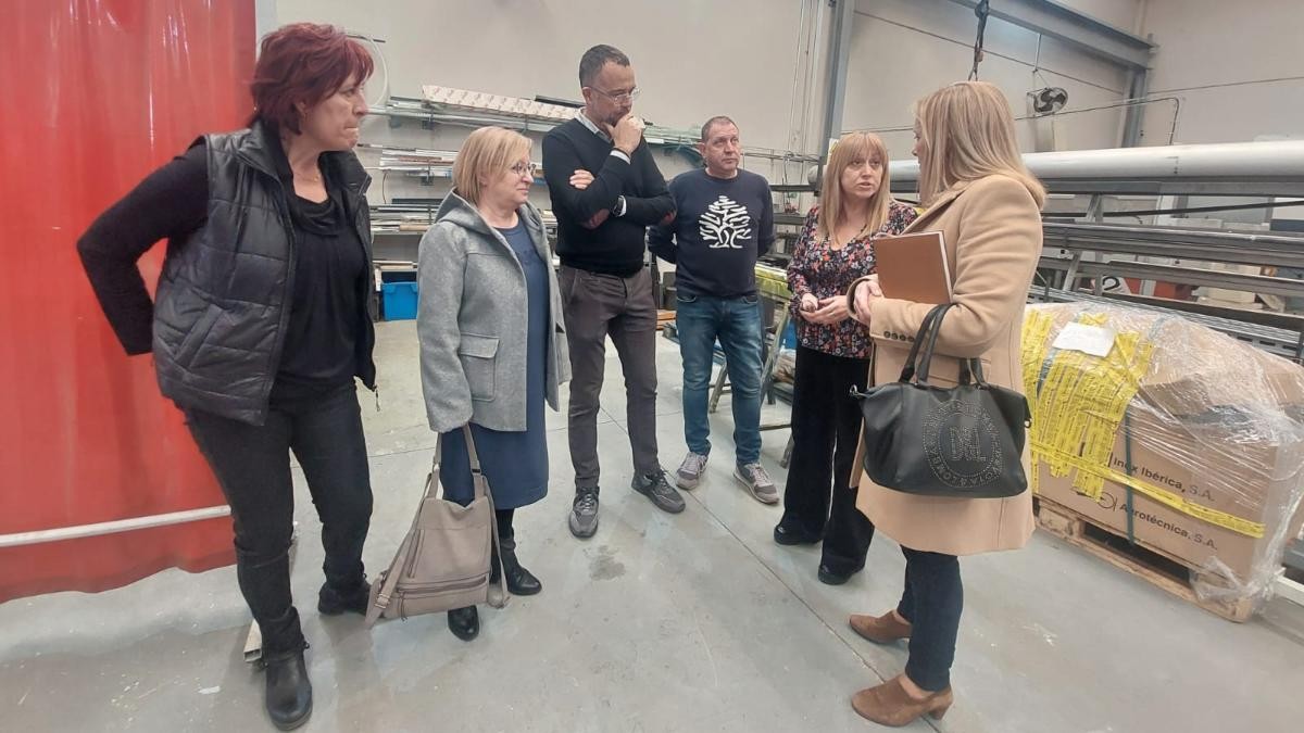 Imatge de la visita que ha fet l'alcaldessa a una de les empreses participants