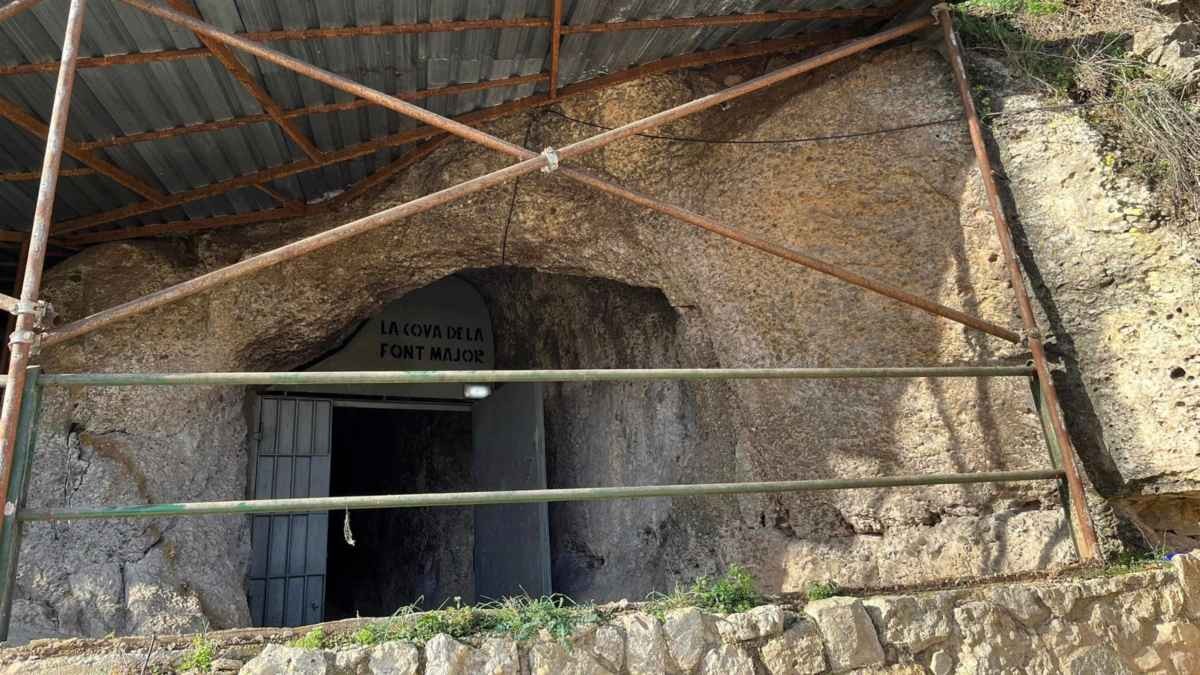Imatge dels treballs a l'entrada de la cova