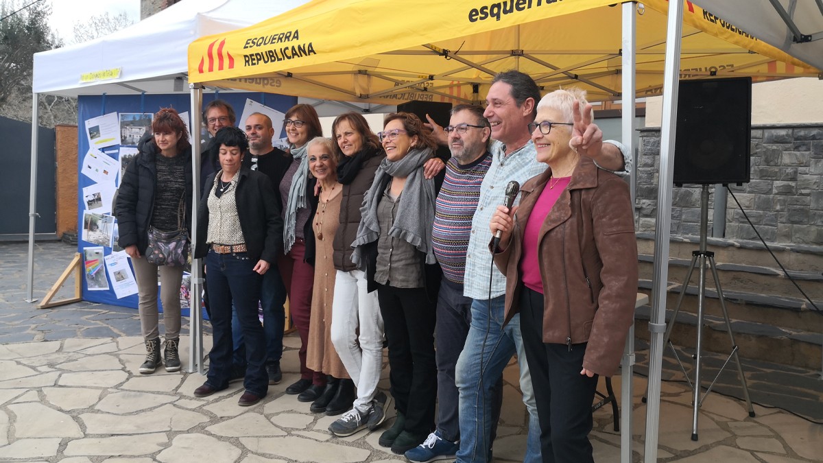 Imma Font, primera per la dreta, candidata d'ERC Campins a la reelecció de l'alcaldia el 28-M