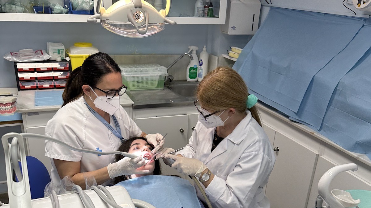 Dos higienistes dentals atenent una pacient