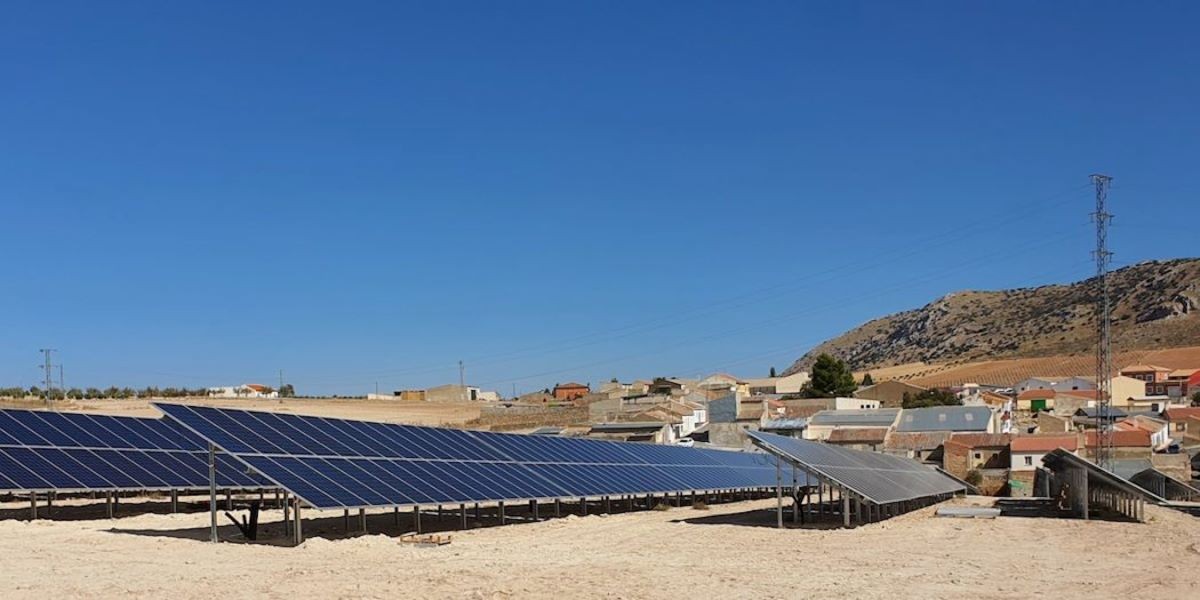 Panells fotovoltaics en una planta solar