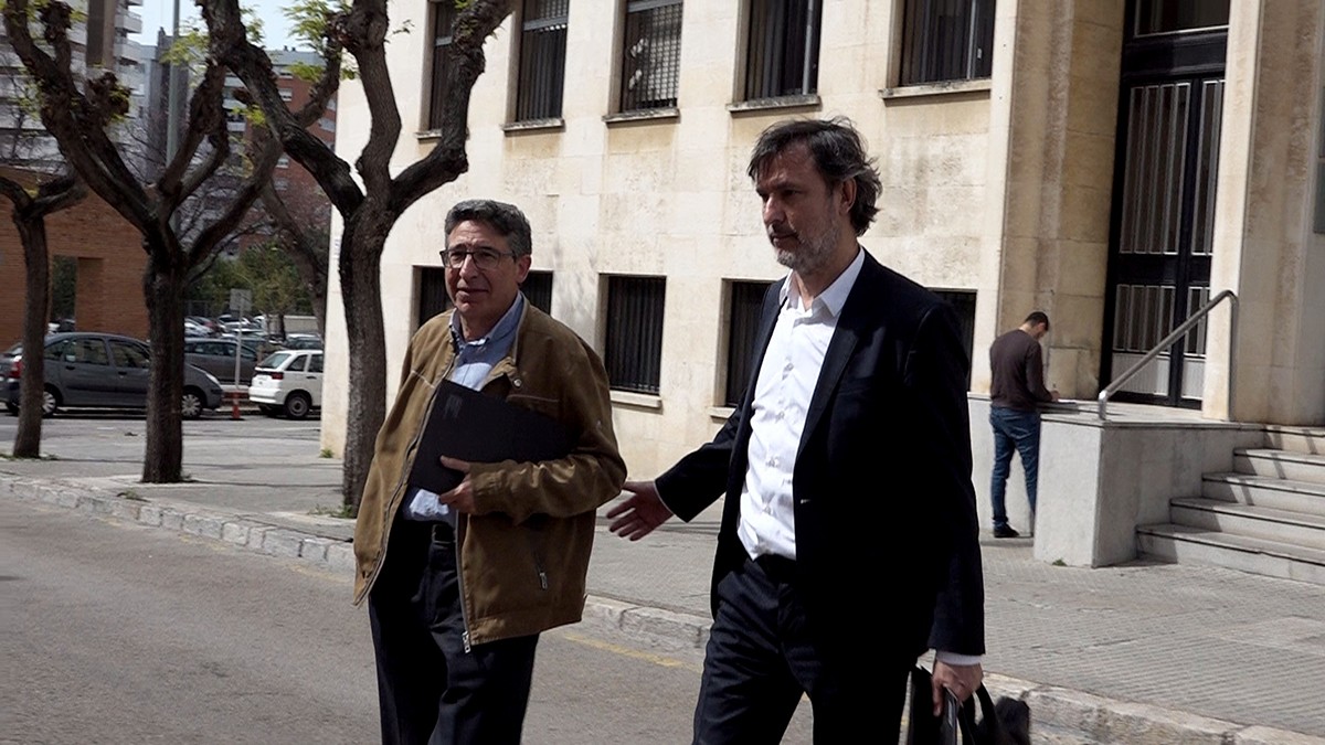 El responsable de seguretat d'IQOXE en el moment de l'explosió sortint de l'Audiència de Tarragona, acompanyat d'un dels seus advocats.