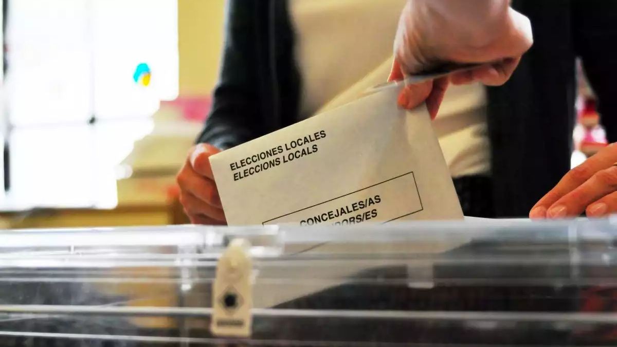 Una persona dipositant el seu vot a l'urna, en una imatge d'arxiu.