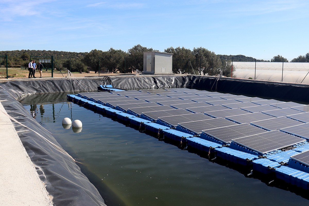 La planta fotovoltaica flotant instal·lada en un embassament de l'empresa Atens.