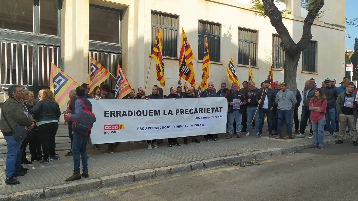 Imatge de la protesta de CCOO contra IQOXE davant l'Audiència de Tarragona.