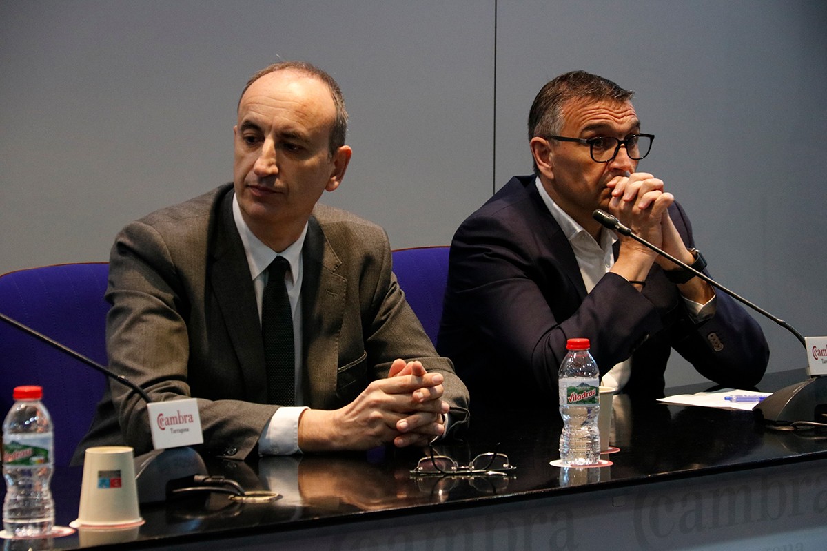 Javier Sancho, director de Repsol Tarragona, i Ignasi Cañagueral, president de l'AEQT, durant la roda de premsa de presentació de l'estudi de la qualitat de l'aire al Camp de Tarragona.