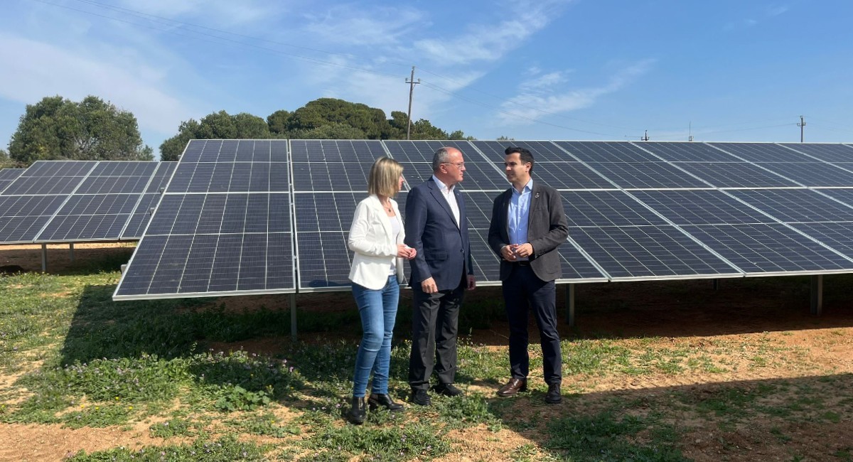 Noemí Llauradó, Carles Pellicer i Samuel Reyes visitant el nou parc solar de l'EDAR