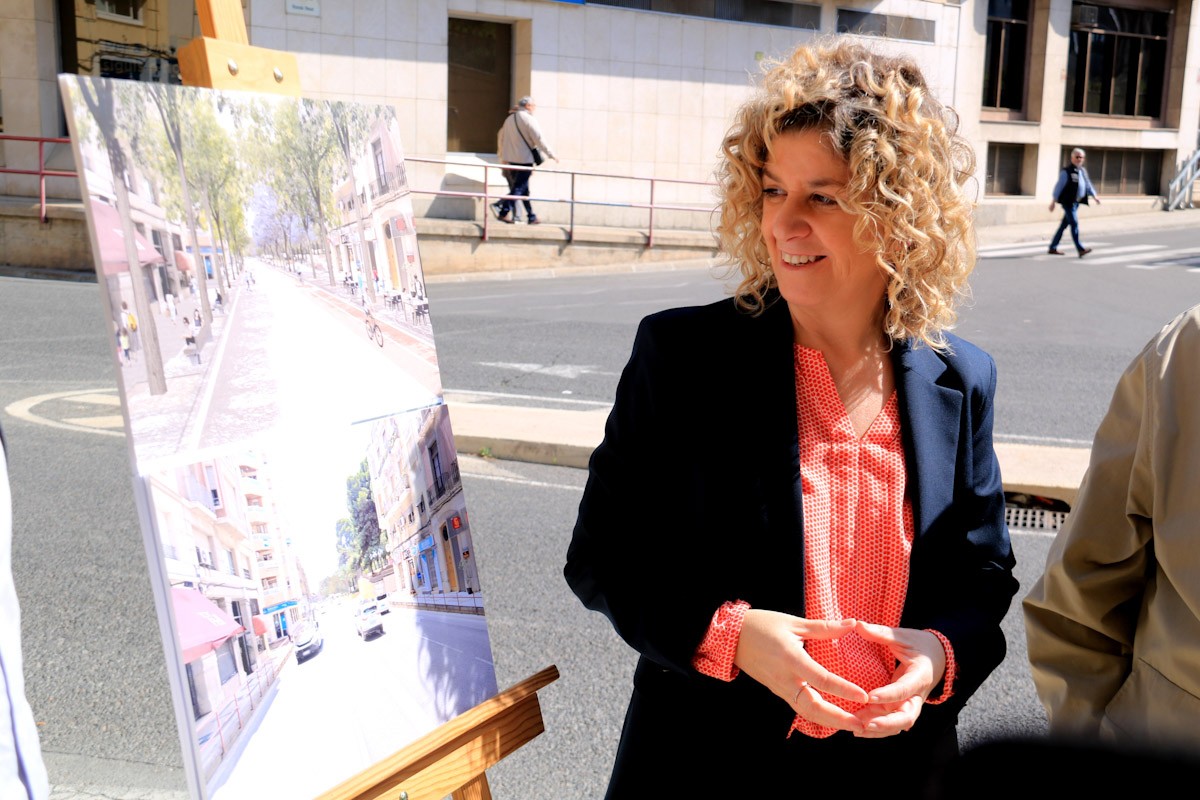 L'alcaldessa de Tortosa, Meritxell Roigé, mira amb satisfacció una imatge virtual de la reforma prevista per a l'avinguda Generalitat  