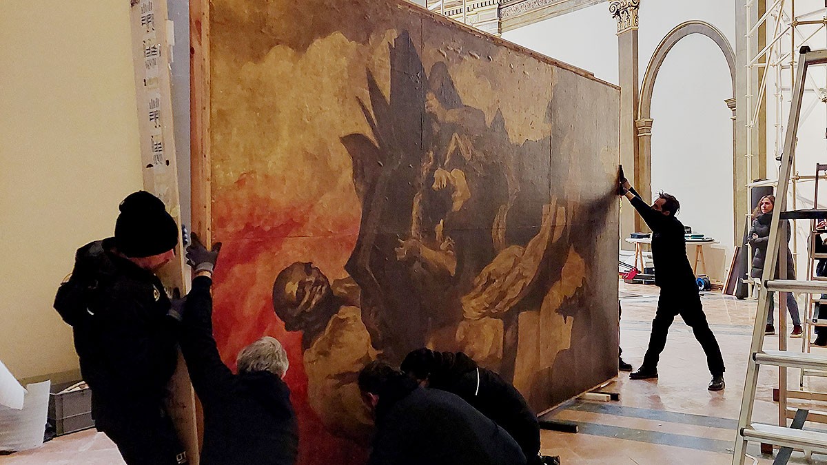 Operaris instal·lant els murals dels quatre evangelistes de Josep Maria Sert a la catedral de Vic.