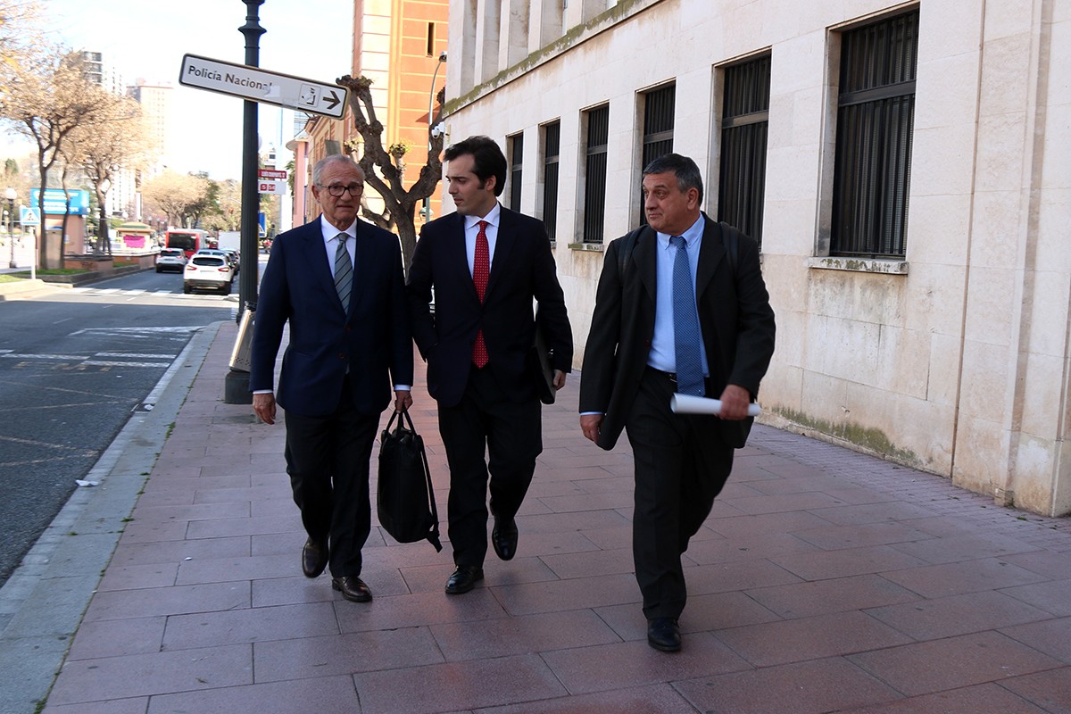 A la dreta, Juan Manuel Rodríguez Prats sortint de l'Audiència de Tarragona acompanyat dels seus advocats.