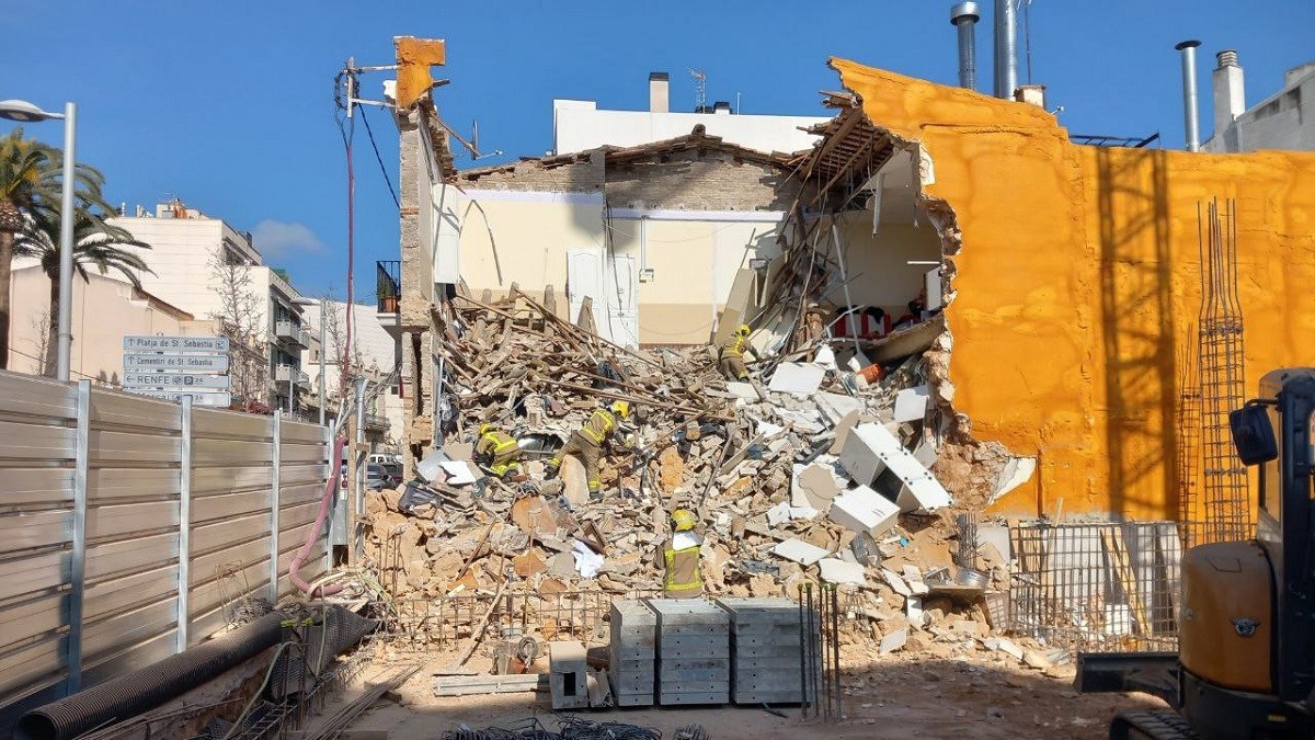 Els serveis d'emergència actuant en l'edifici que s'ha ensorrat a Sitges