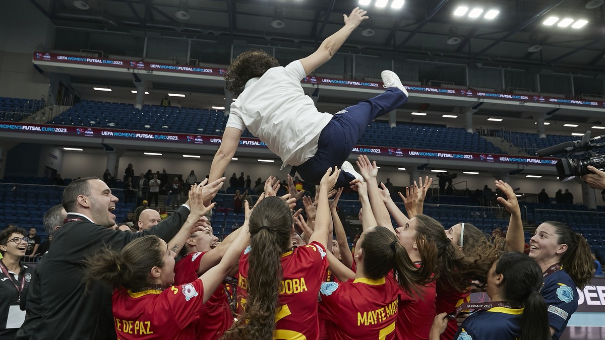Les jugadores de la selecció femenina espanyola de futbol sala celebren el títol amb l'entrenadora, Clàudia Pons