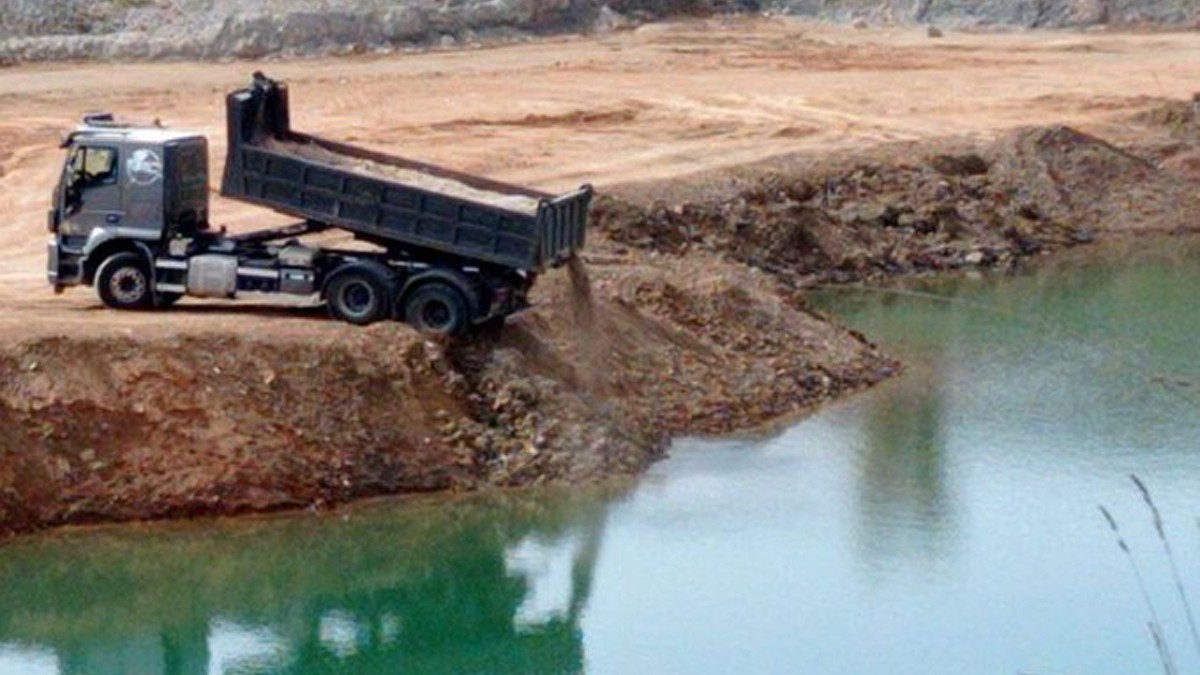 Un camió tira terra a la bassa de Can Tàpies per colgar-la