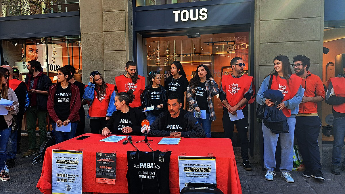 Acció Sindical del Bages ha convocat la roda de premsa davant la botiga de Tous a Manresa