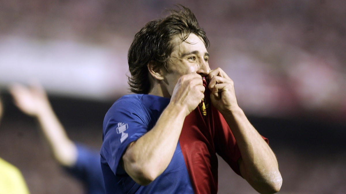 Bojan Krkic, fent un petó a l'escut del Barça mentre celebra un gol