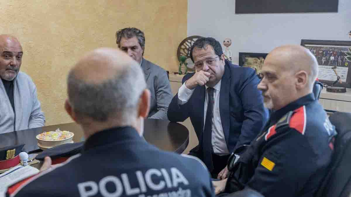 El conseller Joan Ignasi Elena i l'alcalde Josep Maria Bagot reunits a a Riells i Viabrea