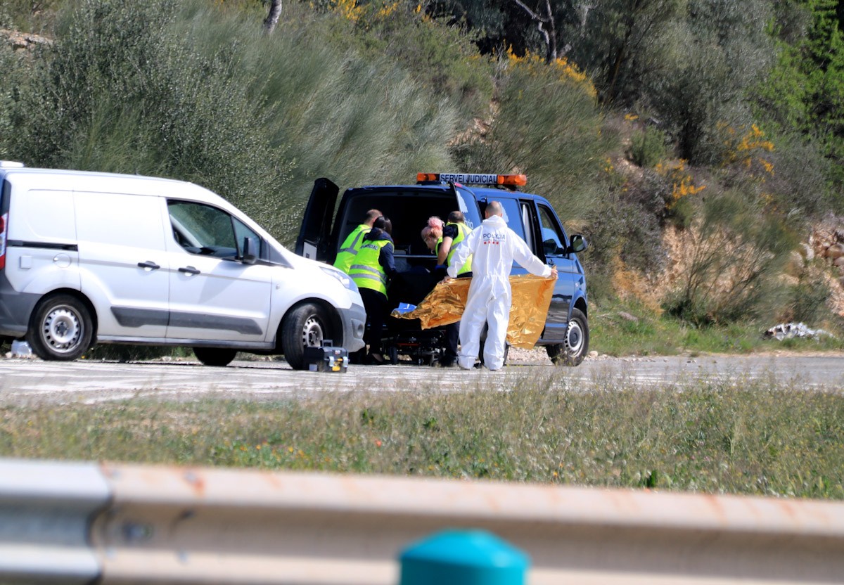 Els agents dels mossos i dels serveis funeraris fan l'aixecament del cadàver de la noia morta trobada a Móra la Nova  