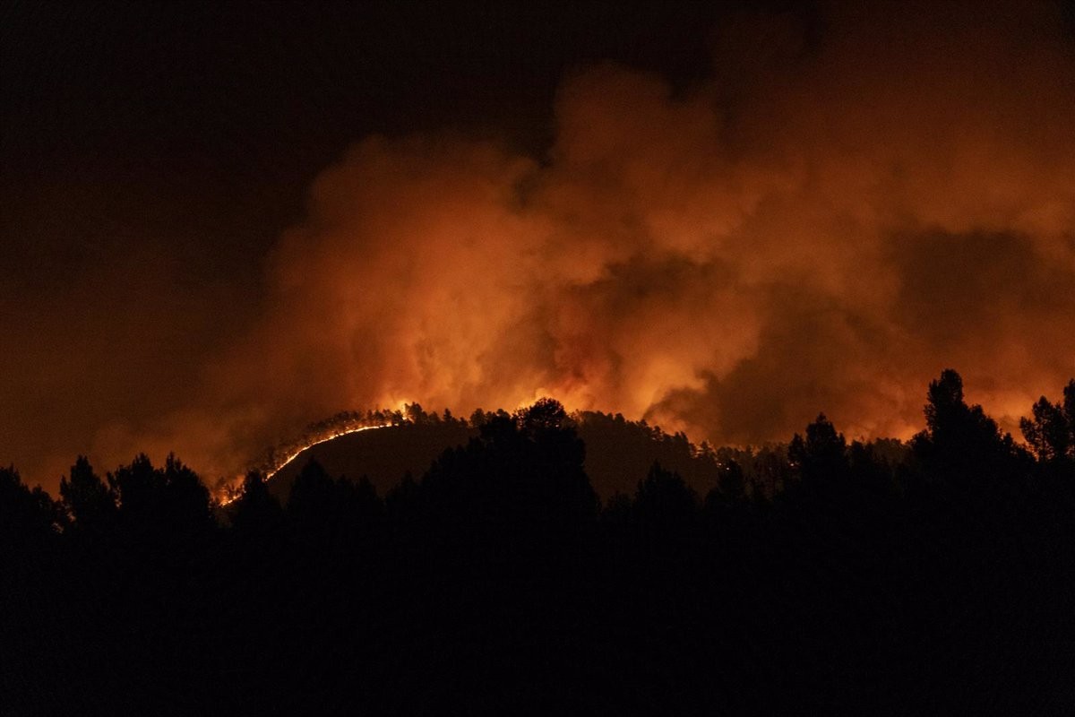 L'incendi a Vilanova de Viver, entre el País Valencià i l'Aragó, afecta també la província de Terol